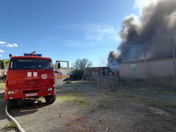 Крупный пожар на складе вторсырья в Орске: над городом поднялся чёрный дым