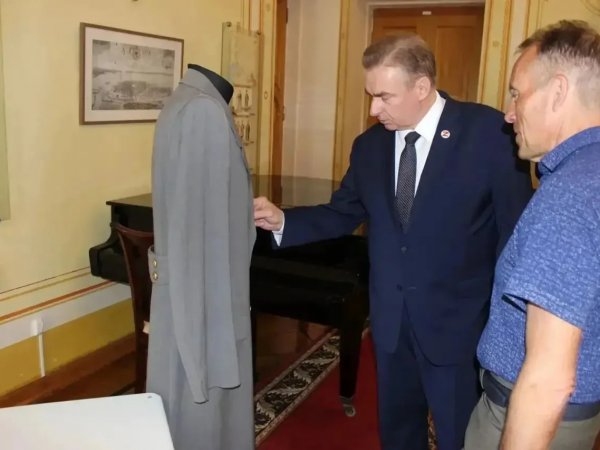 Пальто, семейные снимки и память о земляке: музей Оренбурга пополнился новыми вещами Георгия Маленкова