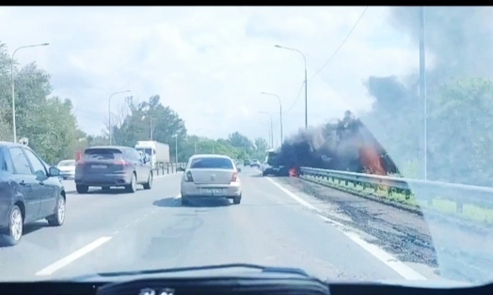 Очевидцы сообщают об открытом горении автомобиля.