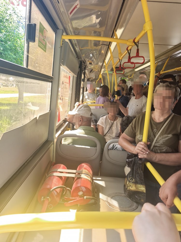 Пассажиры падают в обморок в духоте, кондиционеры в автобусах не работают