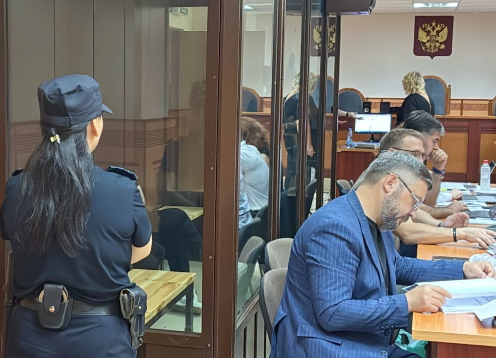 В клетке из бронированного стекла — подсудимые Макаровы. Перед клеткой — шесть их защитников. Фото 1743.ru