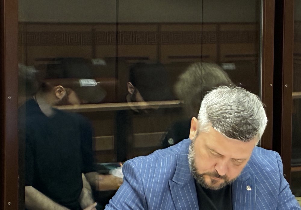 Близнецы Макар и Егор Макаровы — в стеклянной клетке за спиной одного из своих адвокатов. Фото 1743.ru