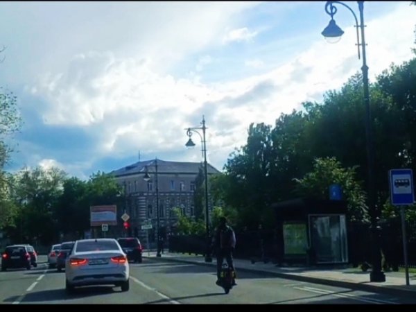 На одном колесе обгоняет четыре: в центре Оренбурга заметили экстремала-лихача