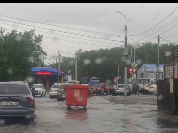 Зловонное море на Полтавской в Оренбурге: дождевая вода вперемешку с канализацией стоит на проезжей части