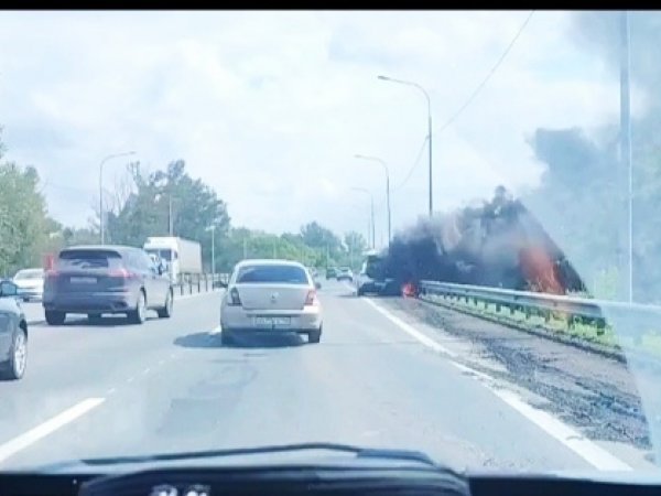 Очевидцы сообщают об открытом горении автомобиля.
