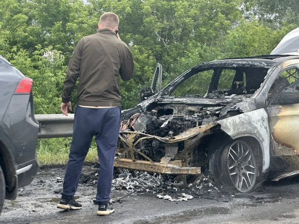 Загородное шоссе, на котором сгорела машина, встало в гигантской пробке