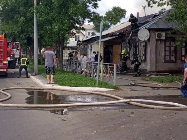 В Оренбурге на Цвиллинга горит дом