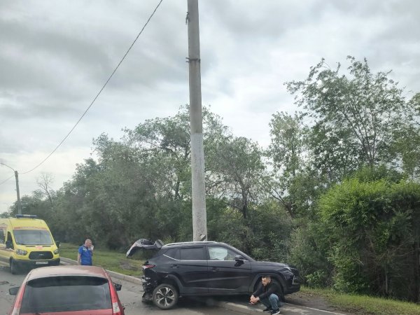 машина протаранила опору