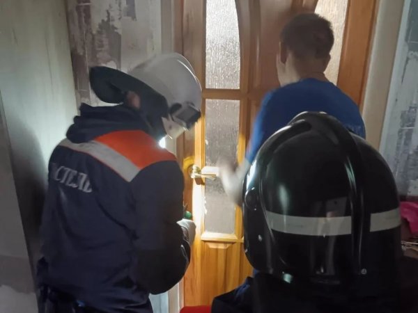 В Оренбургском районе спасателям пришлось лезть в окно, чтобы попасть в закрытый дом