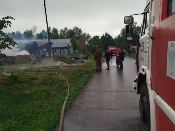 В селе Оренбуржья три дома загорелись из-за удара молнии