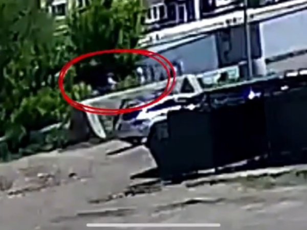 Видео: в Оренбурге на Салмышской мужчина сорвал с женщины золотую цепочку
