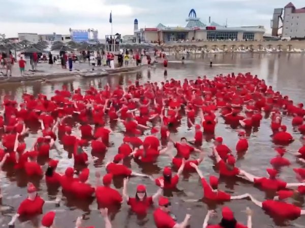 В Оренбургской области поставили мировой рекорд: более 2000 человек выстроились в виде гигантской капли