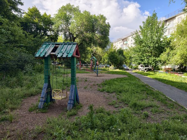Старые, некрашенные МАФы, трава выросла выше человеческого роста