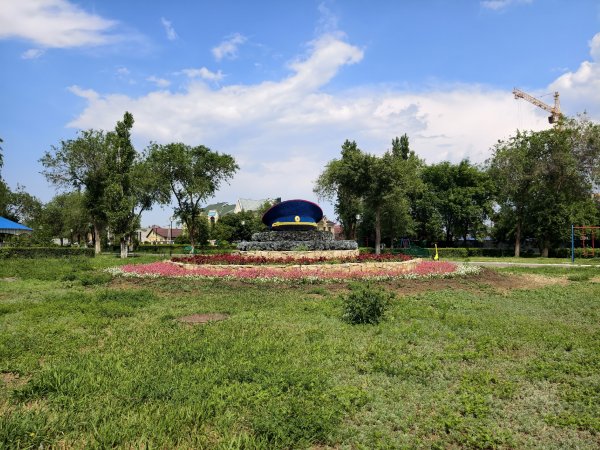 Чего не хватает в сквере Самохина в Оренбурге? Цветов в вазонах и покоса газонов
