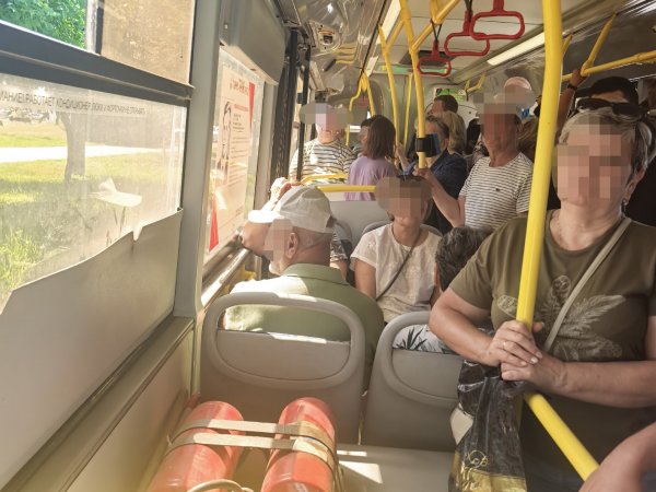 Пассажиры падают в обморок в духоте, кондиционеры в автобусах не работают