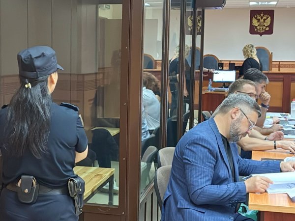 В клетке из бронированного стекла — подсудимые Макаровы. Перед клеткой — шесть их защитников. Фото 1743.ru