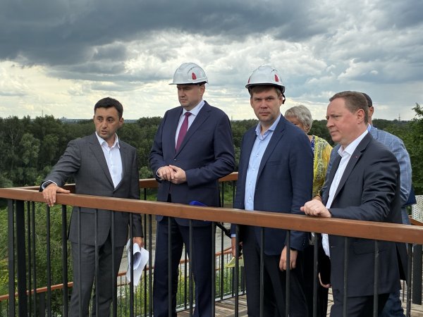 Евгений Солнцев провел выездное совещание на верхней набережной Урала