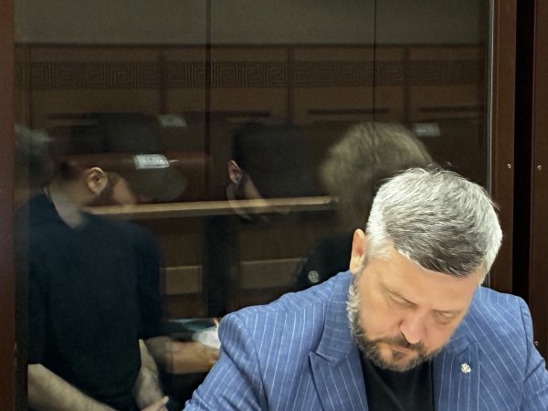 Близнецы Макар и Егор Макаровы — в стеклянной клетке за спиной одного из своих адвокатов. Фото 1743.ru