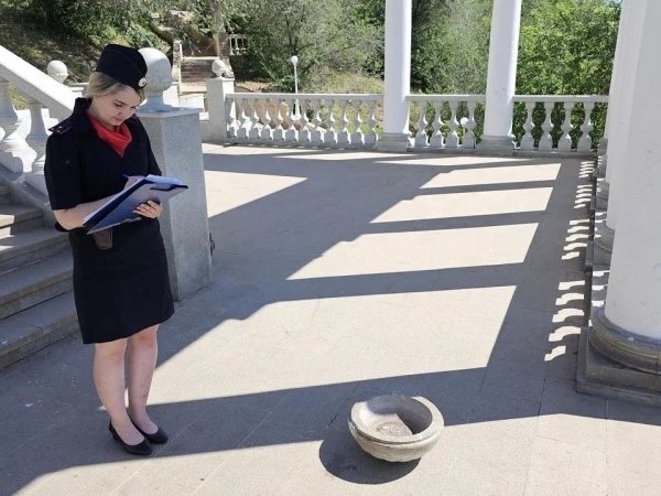 За испорченный вазон и ступени на спуске к Уралу пришлось заплатить