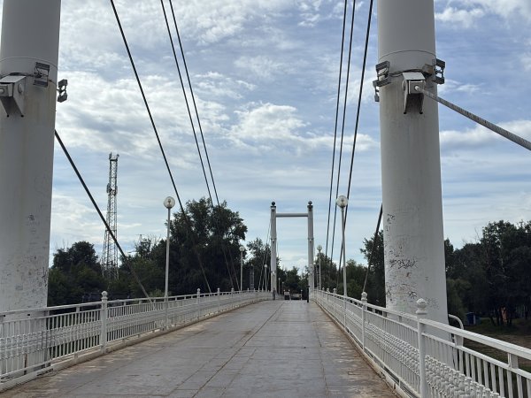 В Оренбурге продолжается ремонт пешеходного моста через Урал