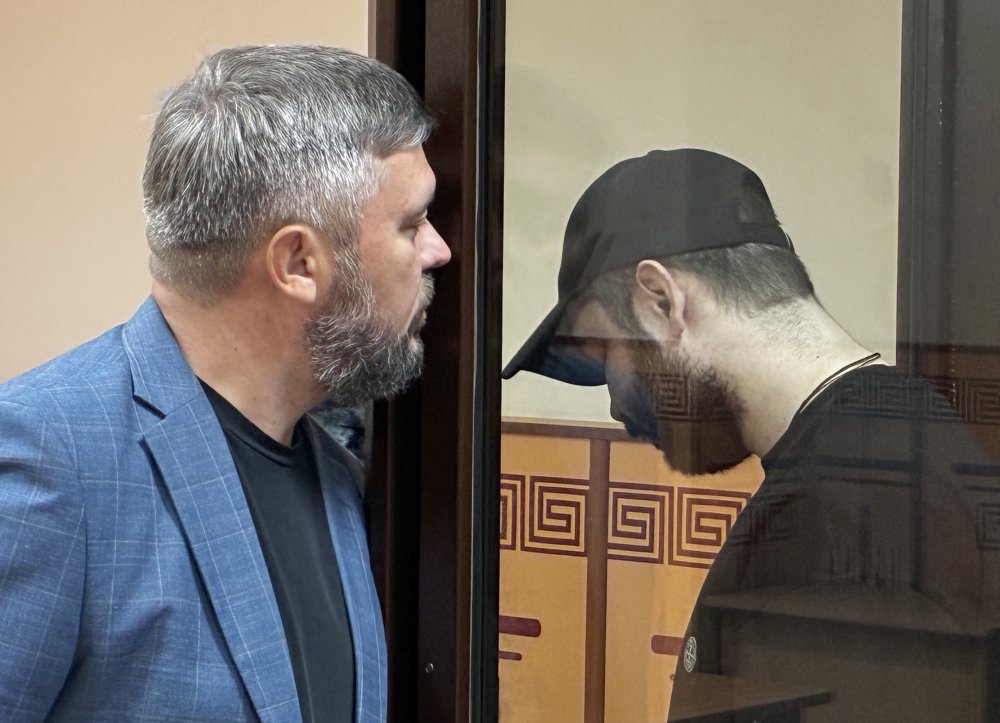 Егор Макаров и его адвокат в зале суда. Фото 1743.ru Егор Макаров и его адвокат в зале суда. Фото 1743.ru