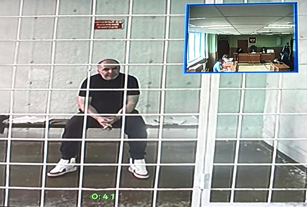 Александр Самбурский на экране телевизора. Он участвовал в заседании по видеоконференцсвязи из клетки в СИЗО. Фото 1743.ru Александр Самбурский на экране телевизора. Он участвовал в заседании по видеоконференцсвязи из клетки в СИЗО. Фото 1743.ru