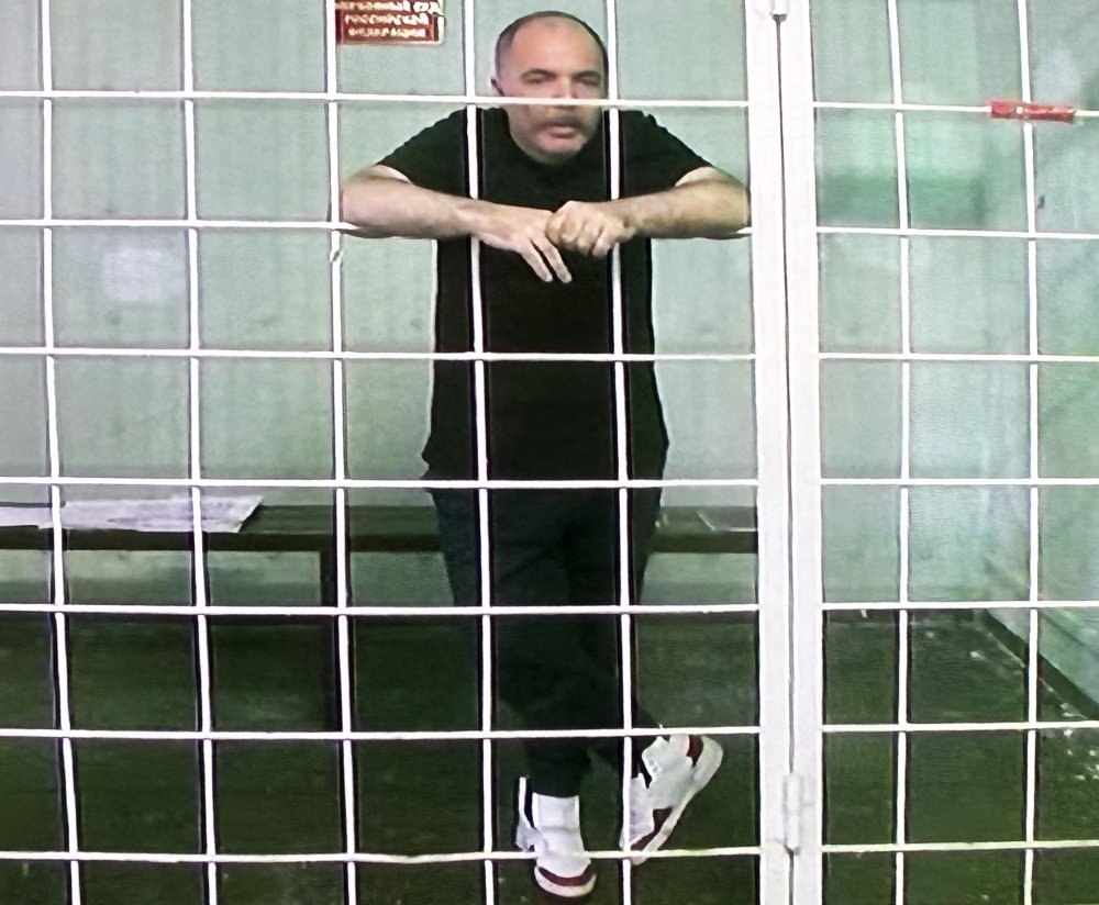 Александр Самбурский участвовал в заседании по видеоконференцсвязи из клетки в СИЗО. Фото 1743.ru