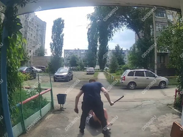 В Орске мужчина палкой избил подростка, заподозренного в краже шампуня из магазина