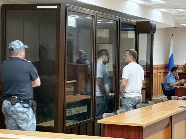 Братья Макар и Егор Макаровы в зале Оренбургского областного суда. Фото 1743.ru