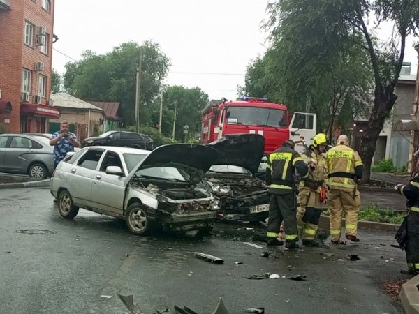В центре Оренбурга произошло ДТП, на месте работают спасатели
