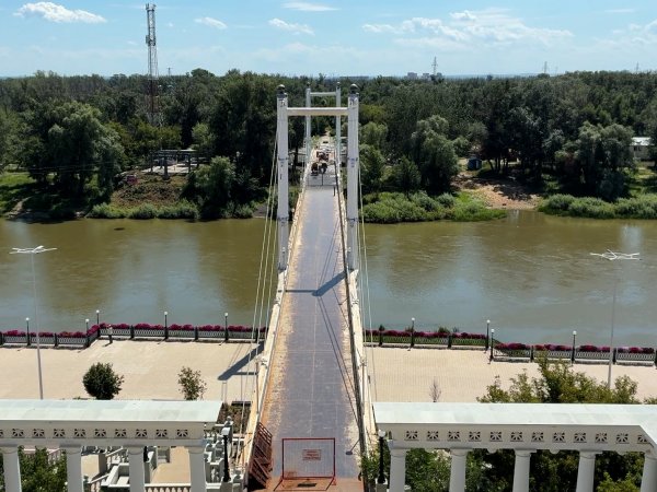 Теперь только вплавь: пешеходный мост через Урал закрыли на ремонт