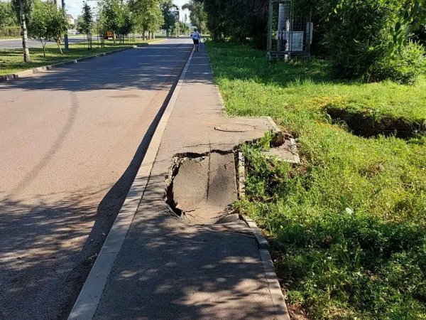 Тротуар уходит под землю: на Терешковой провалился асфальт
