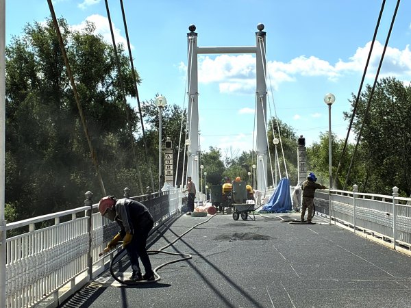 Проход запрещён: на пешеходном вантовом мосту через Урал работает техника