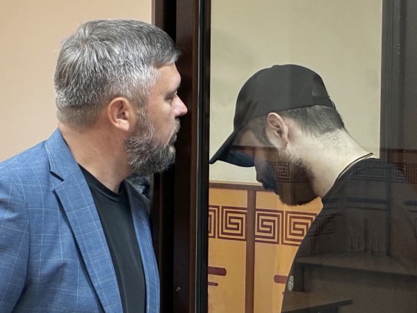 Егор Макаров и его адвокат в зале суда. Фото 1743.ru