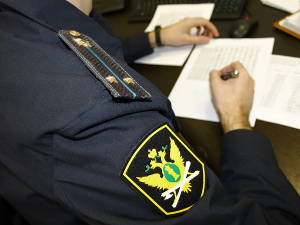 Оренбурженка пришла на встречу за новым заказом, а уехала с приставами