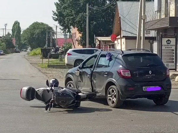 В Оренбурге скутер врезался в машину. Фото очевидца