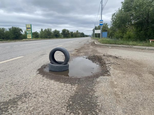 Знак, не предусмотренный ПДД: опасные ямы на дорогах оренбуржцы отмечают покрышками