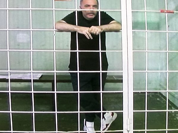 Александр Самбурский участвовал в заседании по видеоконференцсвязи из клетки в СИЗО. Фото 1743.ru