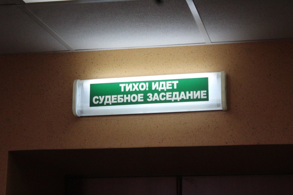суд поставил: обои переклеить, дверь заменить