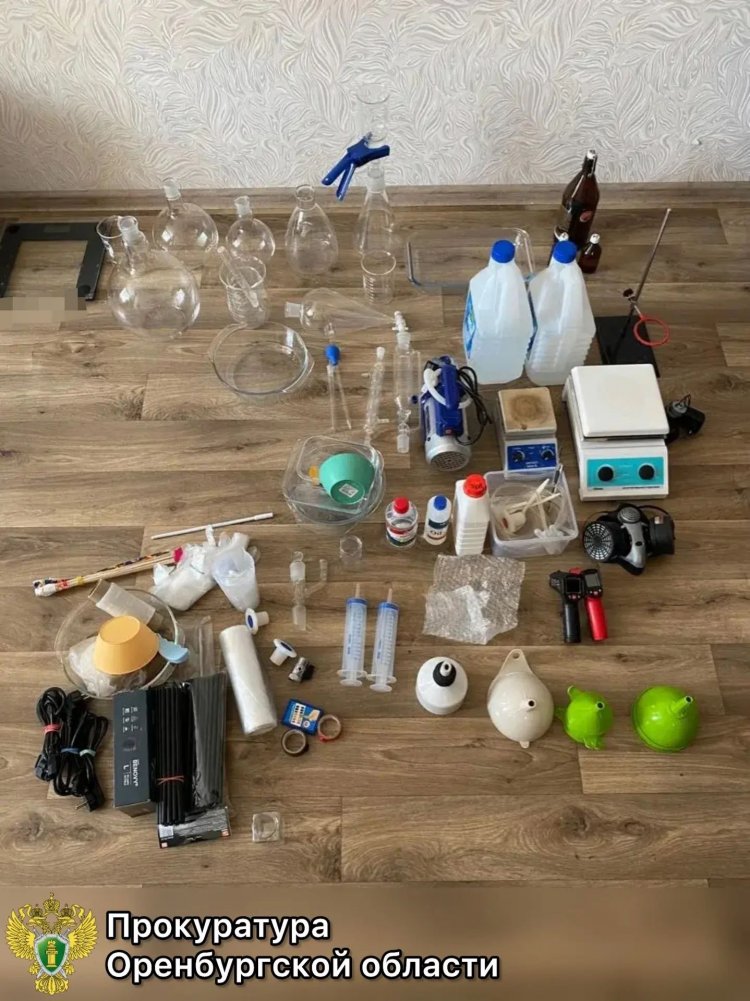 изъято более 220 гр прекурсоров, свыше 300 гр наркотиков и оборудование для их производства