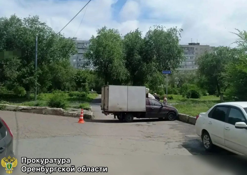 припаркованный автомобиль покатился и задавил женщину