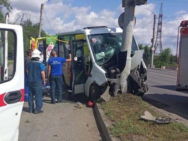 Маршрутка влетела в столб в Оренбурге