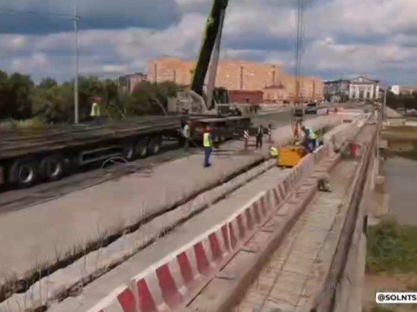 На автомобильном мосту через Урал в Оренбурге выполнена половина работ