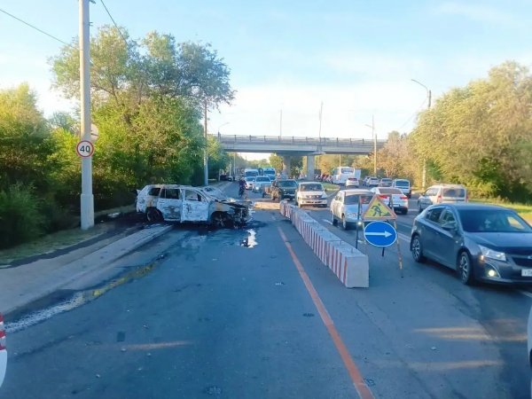 машина врезалась в бетонное ограждение