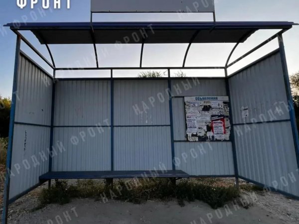 В Оренбурге пассажиры вынуждены ждать автобусы под дырявыми крышами