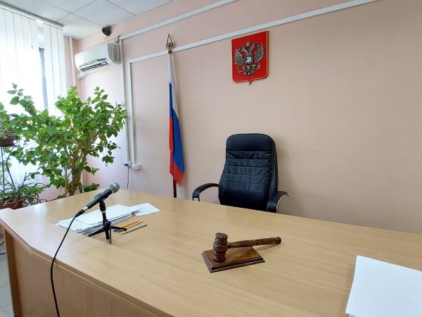 суд выписал штраф за средний палец