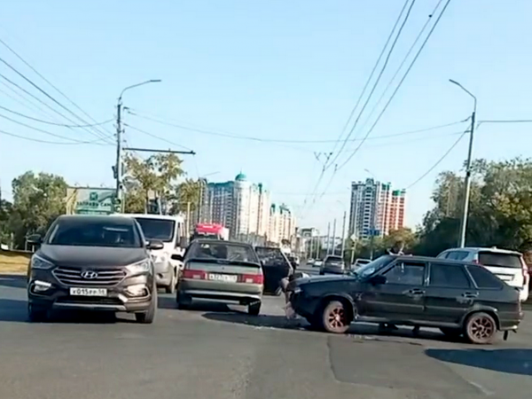 В Степном выросла огромная транспортная пробка: на пересечении Березки и Театральной произошло ДТП