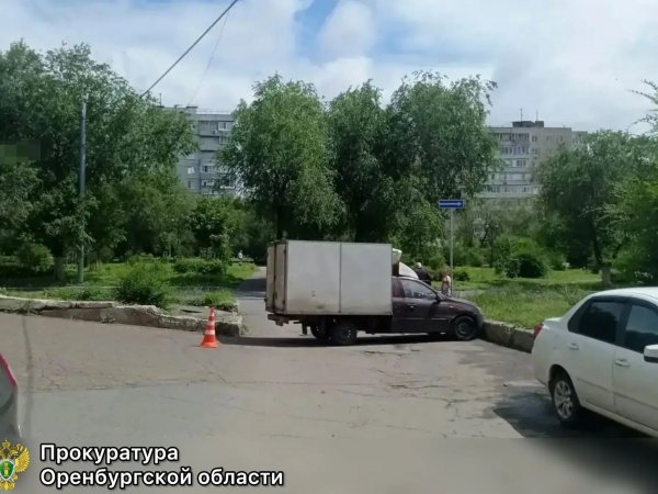 припаркованный автомобиль покатился и задавил женщину