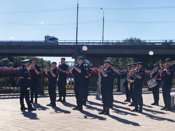 В День города по набережной Урала в Оренбурге прошли оркестры со всей России