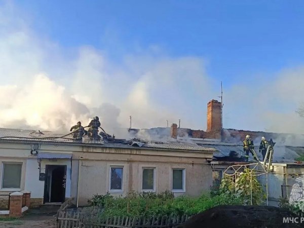 В историческом центре Оренбурга загорелся жилой дом